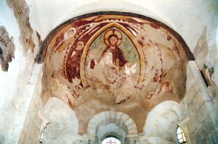 Le choeur roman après restauration des fresques