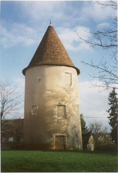 Une des tours du château de Neuvy-Pailloux
